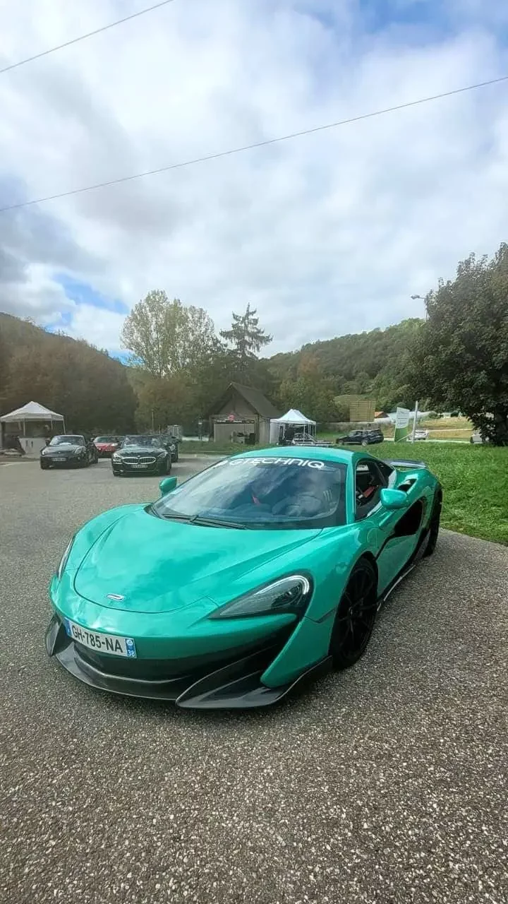 Image de voiture après retouche